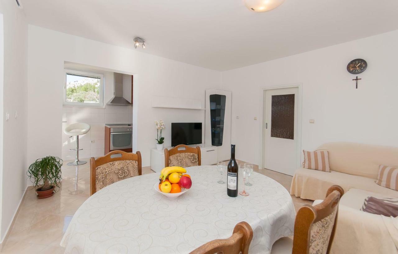 Apartment Ines Omis Bagian luar foto