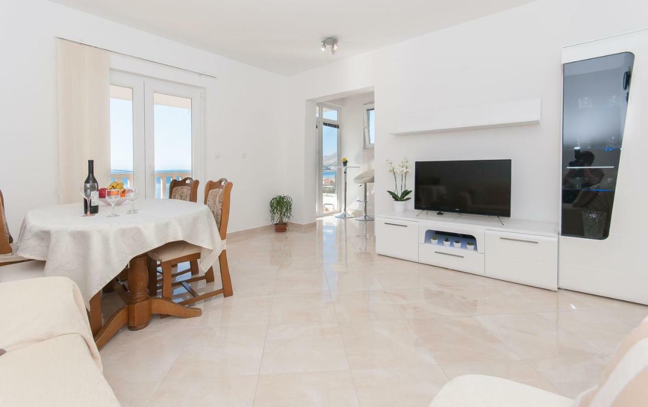 Apartment Ines Omis Bagian luar foto