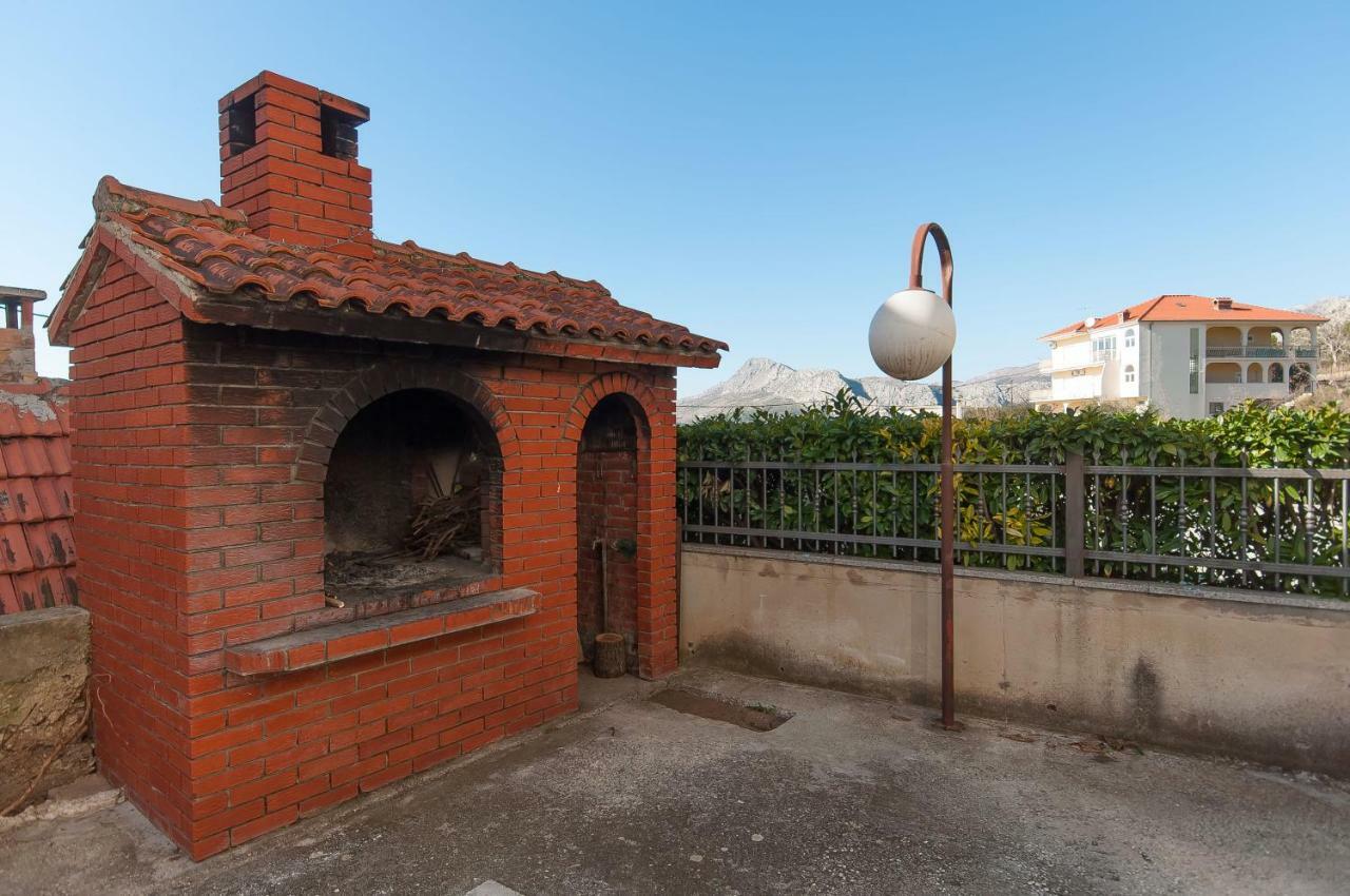 Apartment Ines Omis Bagian luar foto