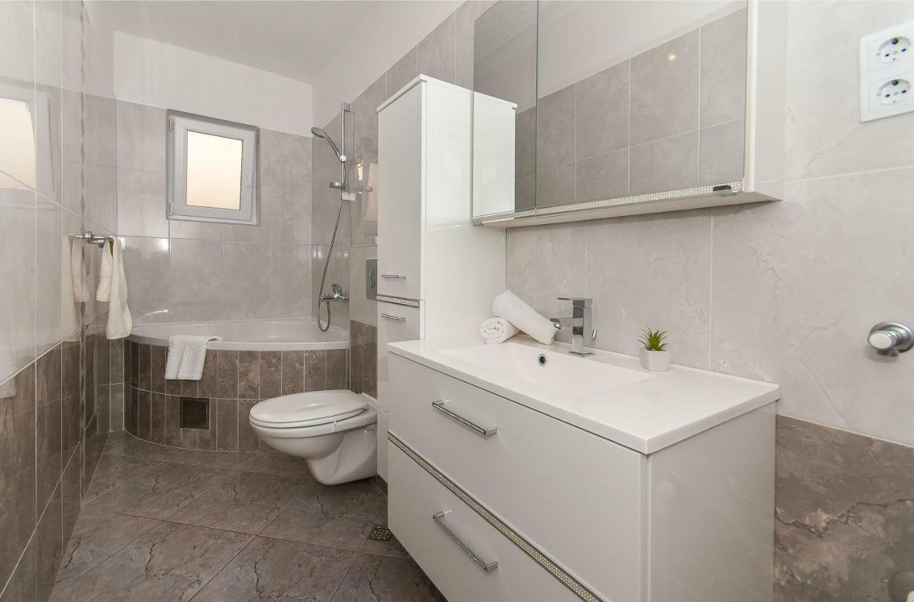 Apartment Ines Omis Bagian luar foto