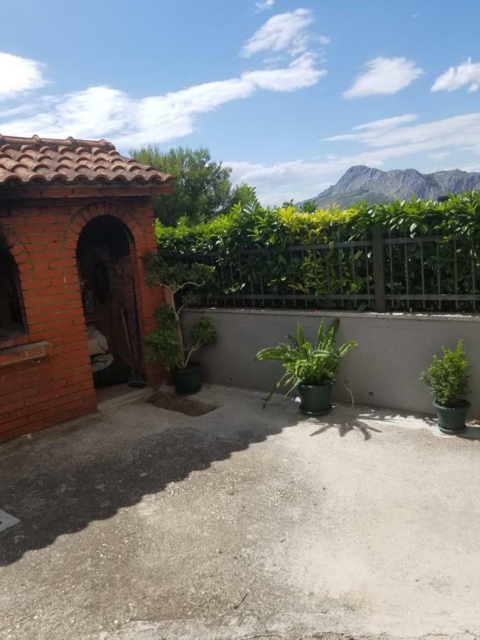 Apartment Ines Omis Bagian luar foto